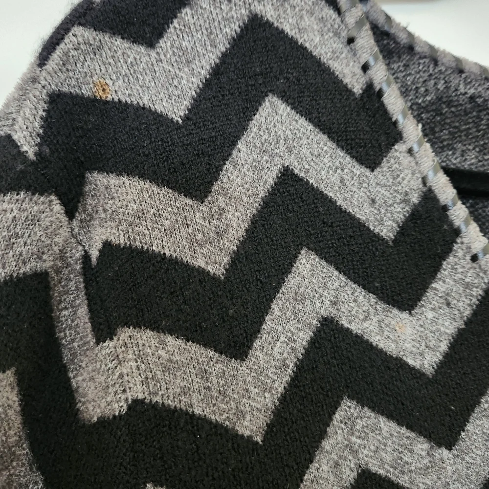 Vintage‎ Dana Buchman Wool V-Neck Cardigan Sweater Chevron Leather Detail Flawed